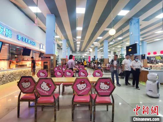 Hello Kitty食堂现身海南大学，装修风格粉嫩“小清新”。　张茜翼　摄